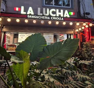 Interior del local de La Lucha Sangúcheria Criolla en Polanco