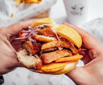 Sándwich criollo peruano con chicharrón en La Lucha Sangúcheria Criolla, Polanco