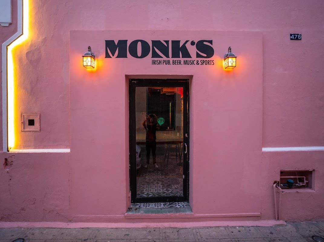 Fachada do Monk Sportsbar próximo ao Parque Santiago em Mérida