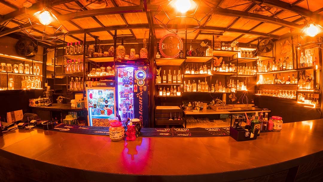 Chabola Bar's crowd and dance floor in León's Centro