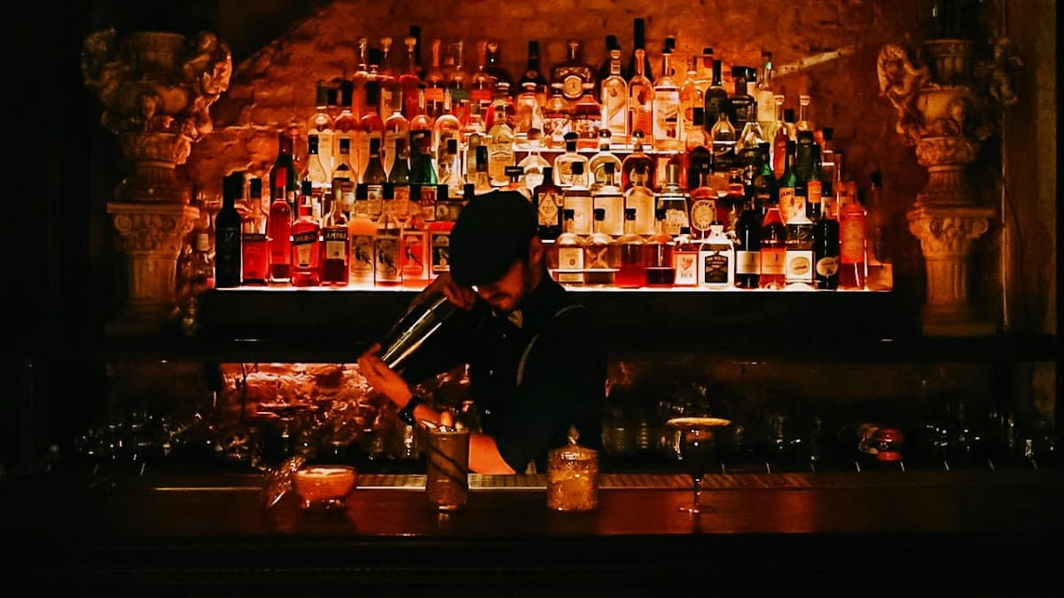 Ambiente nocturno en PIMP con su decoración de libreros