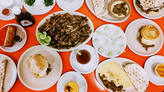 Prato de comida árabe com taco árabe e khubz no Tacos Árabes La Türka, Azcapotzalco