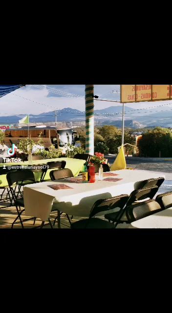 Plato de mole de olla y parrillada en Estrella Luna y Sol, con decoración de artesanías en el fondo