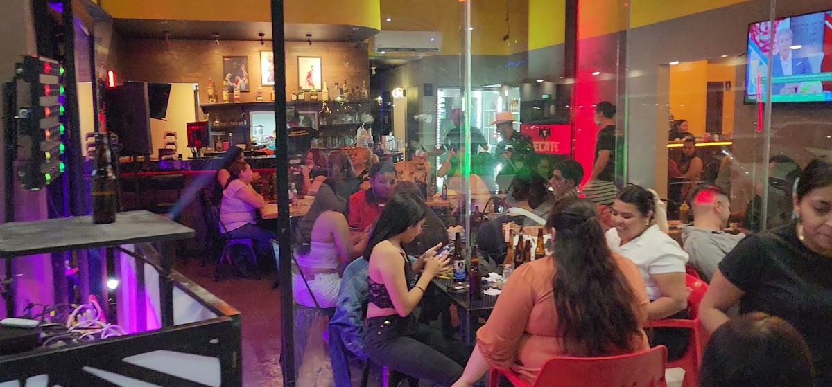 Almuerzos Doña Reyna con ventana de cocina que exhibe chilaquiles y tortillas hechas a mano