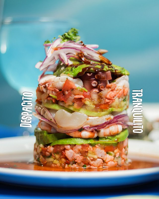 Camarón diablo con salsa de coco en Costa Langosta Gómez Morin — foto del plato con fondo de madera