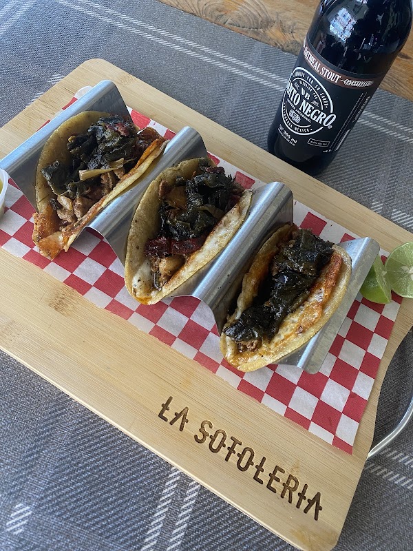 Plato de discada servido en plancha humeante, con verduras y carne, vapor visible