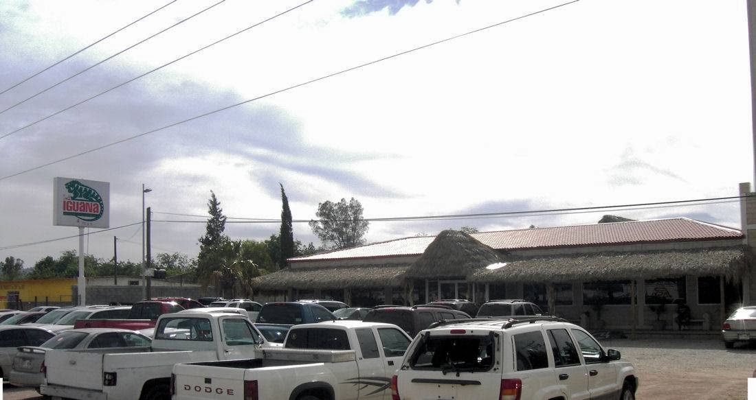 Mariscos La Cuichi – vista exterior del restaurante en Parralense Fraccionamiento, con su letrero y mesas al aire libre