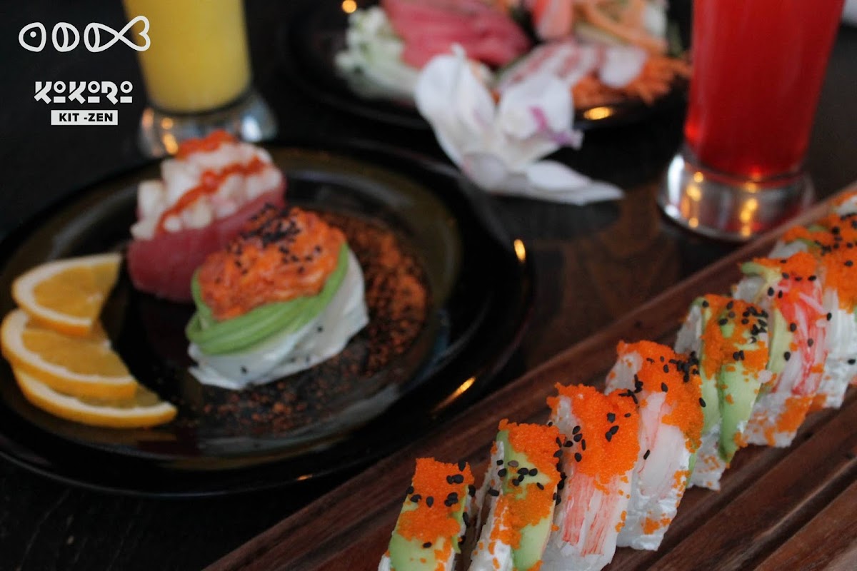 Lounge de Kokoro kit-zen con roll de crab finger y luces del DJ en el fondo