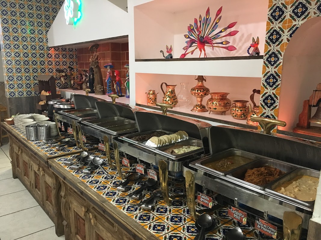 Chih'ua tacos y cortes mostrando la parrilla de tacos al pastor con piña y salsas coloridas en primer plano