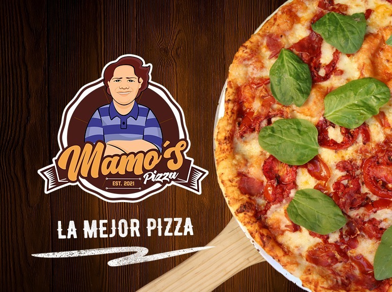 Interior de Mamo's Pizza con mesas ordenadas y pizzas en el mostrador