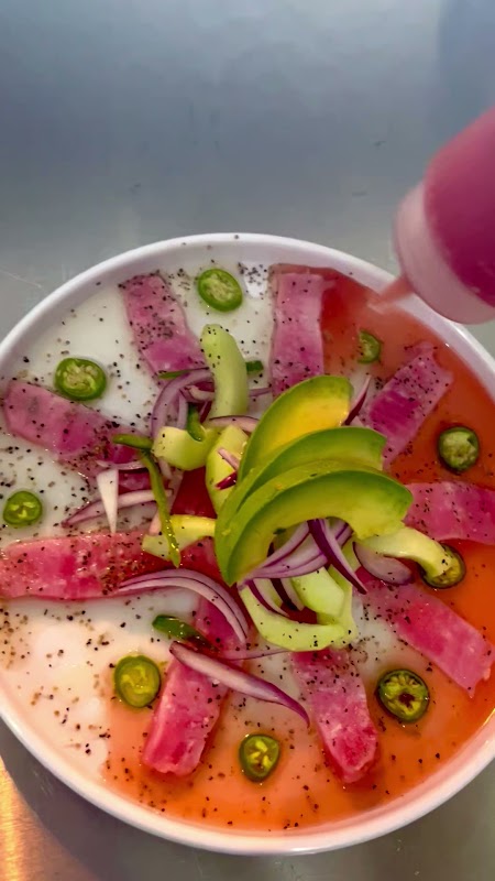 Ceviche de camarón en taza de barro en El Forteco, mostrando colores vivos y jugo de limón