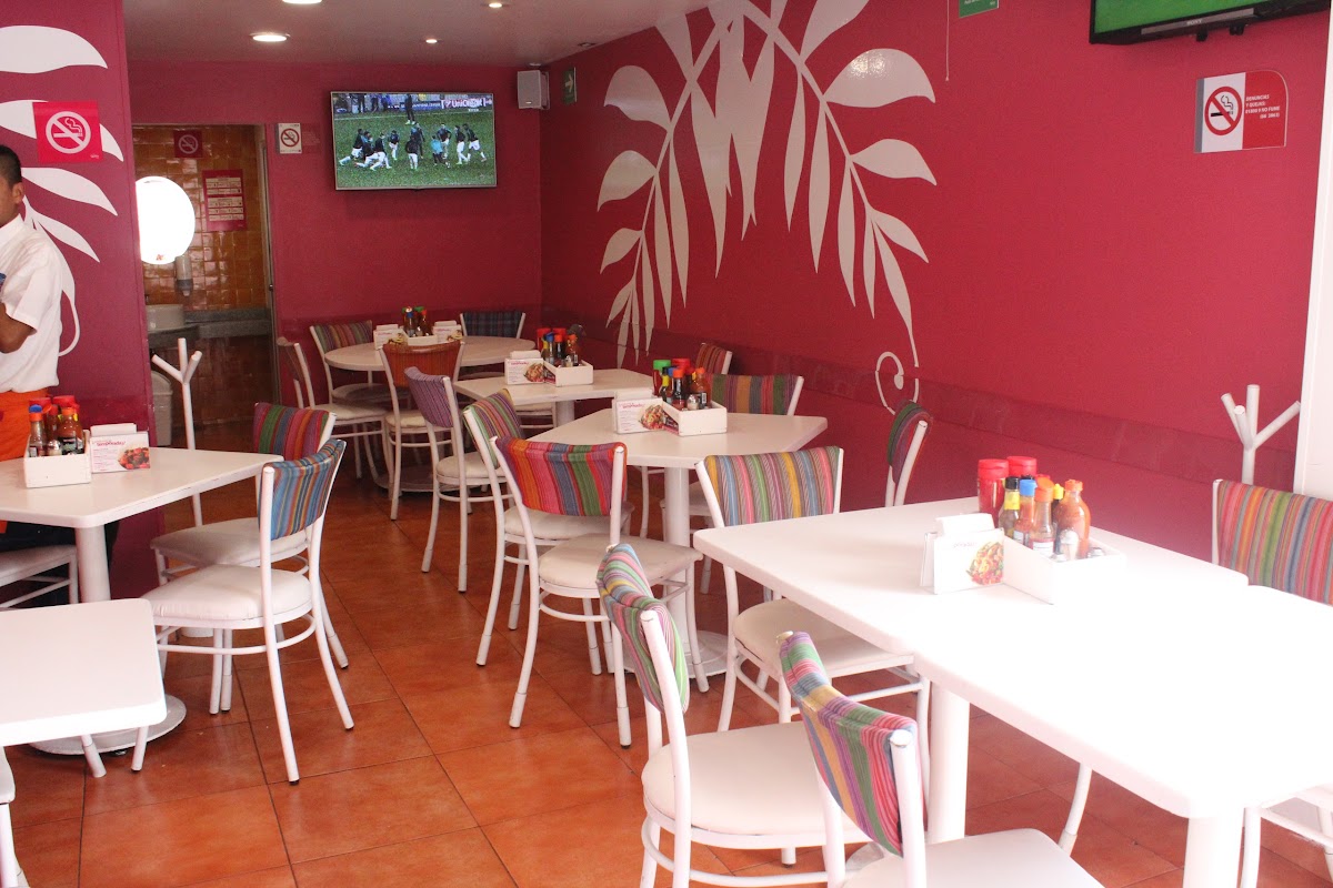 Interior de Mi Gusto Es con comensales disfrutando de mariscos