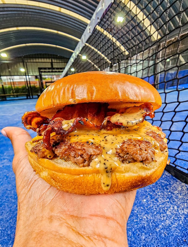 Chubbies Polanco – storefront on Lago Andromaco with neon sign, close‑up of the marmalade bacon burger on a wooden board