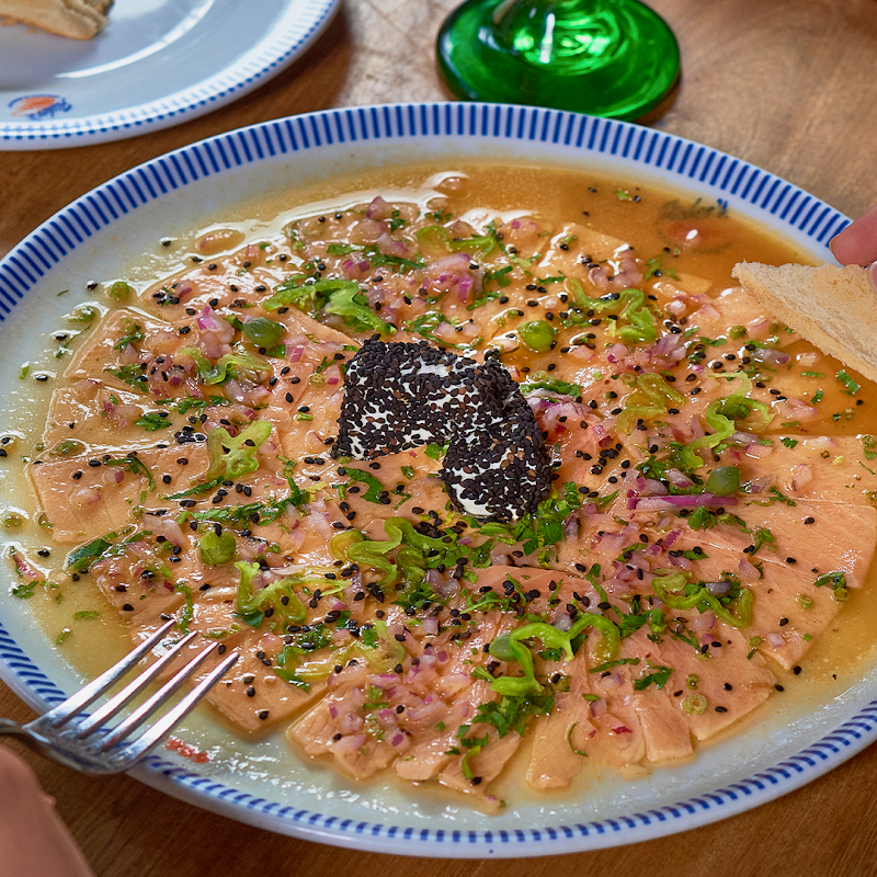 Seafari Pescados & Mariscos – imagen de una paella de mariscos servida en tabla de madera, con vapor y colores vivos