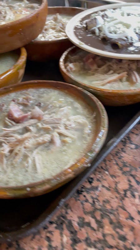 Sabor Provincia – mesa interior con un plato de quesadillas de chile y una porción de pastel de nuez, ambiente tranquilo