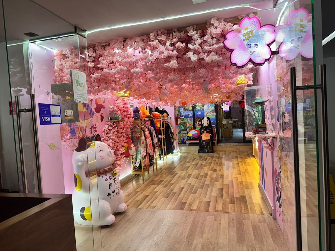Una vista interior de Blend Station con mesas ocupadas y luces cálidas