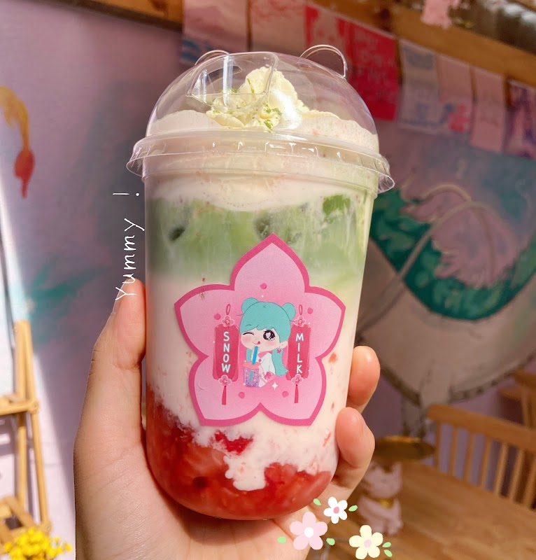 Snowmilk Teas mostrada la barra con bubble tea de tapioca y crepe de matcha, luces de neón y decoración japonesa
