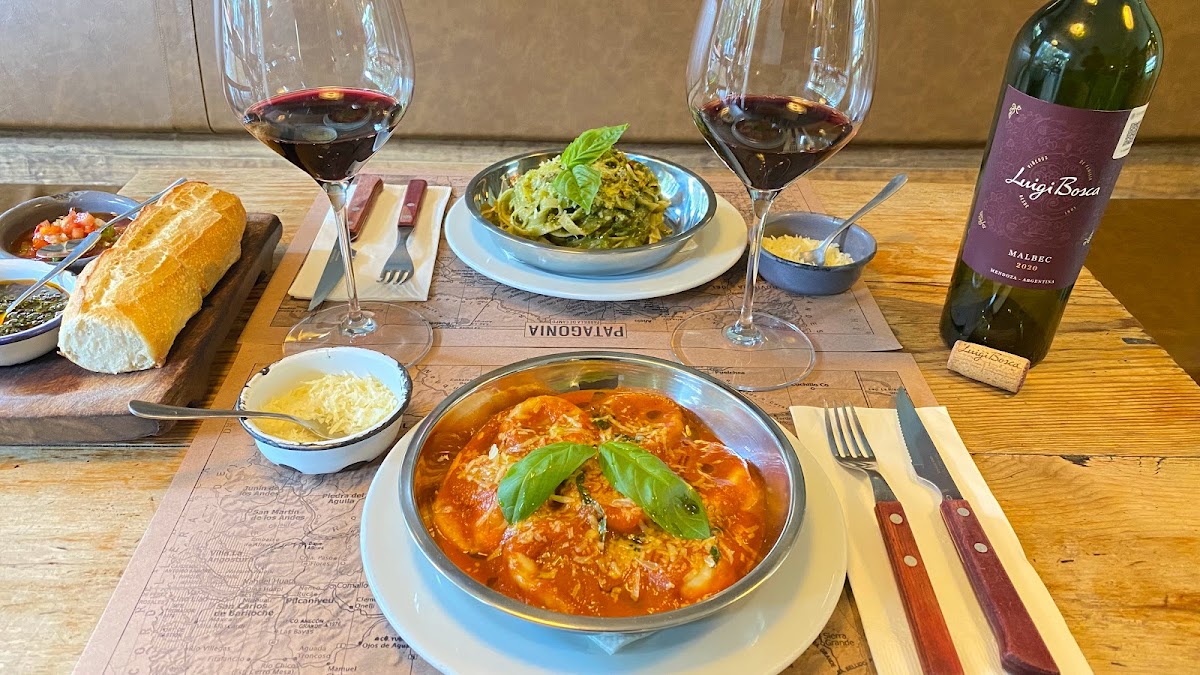 Plato de gnocchi de calabaza con mantequilla de trufa en Broka, servido en una mesa de terraza interior