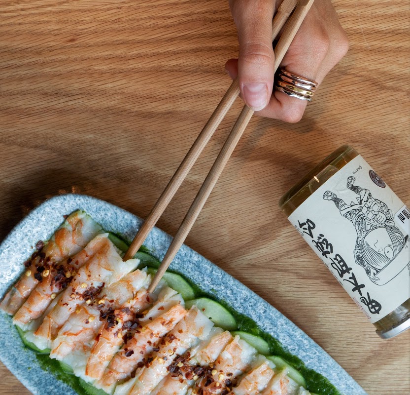 Moshi Moshi con su barra de sushi y ramen de panceta, mostrando el interior iluminado y platos en primer plano