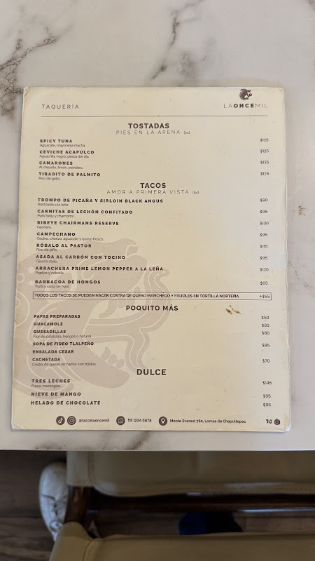 Primer plano del taco de rib eye en La Once Mil, con la carne jugosa, cebolla encurtida y salsa de chile de árbol