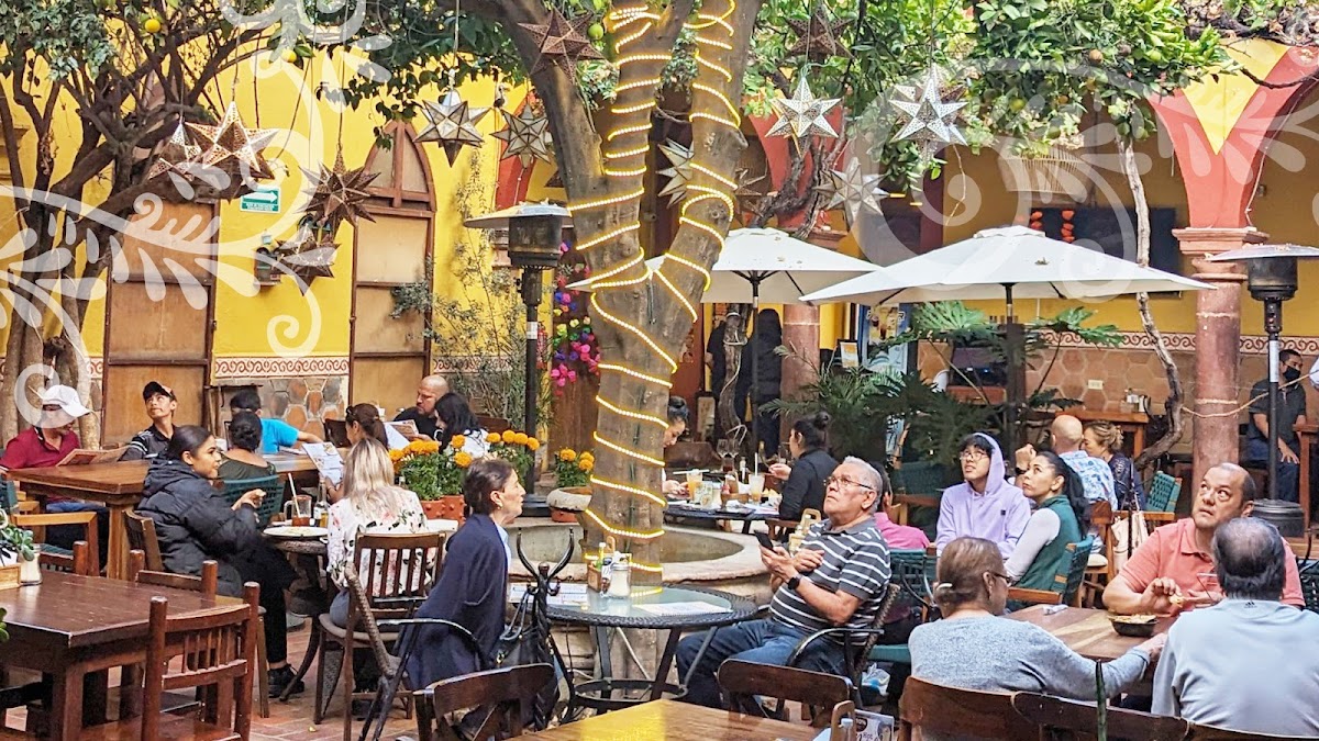 El Fruty Restaurante – fachada colorida y patio con mesas al aire libre, mostrando un plato de chilaquiles verdes