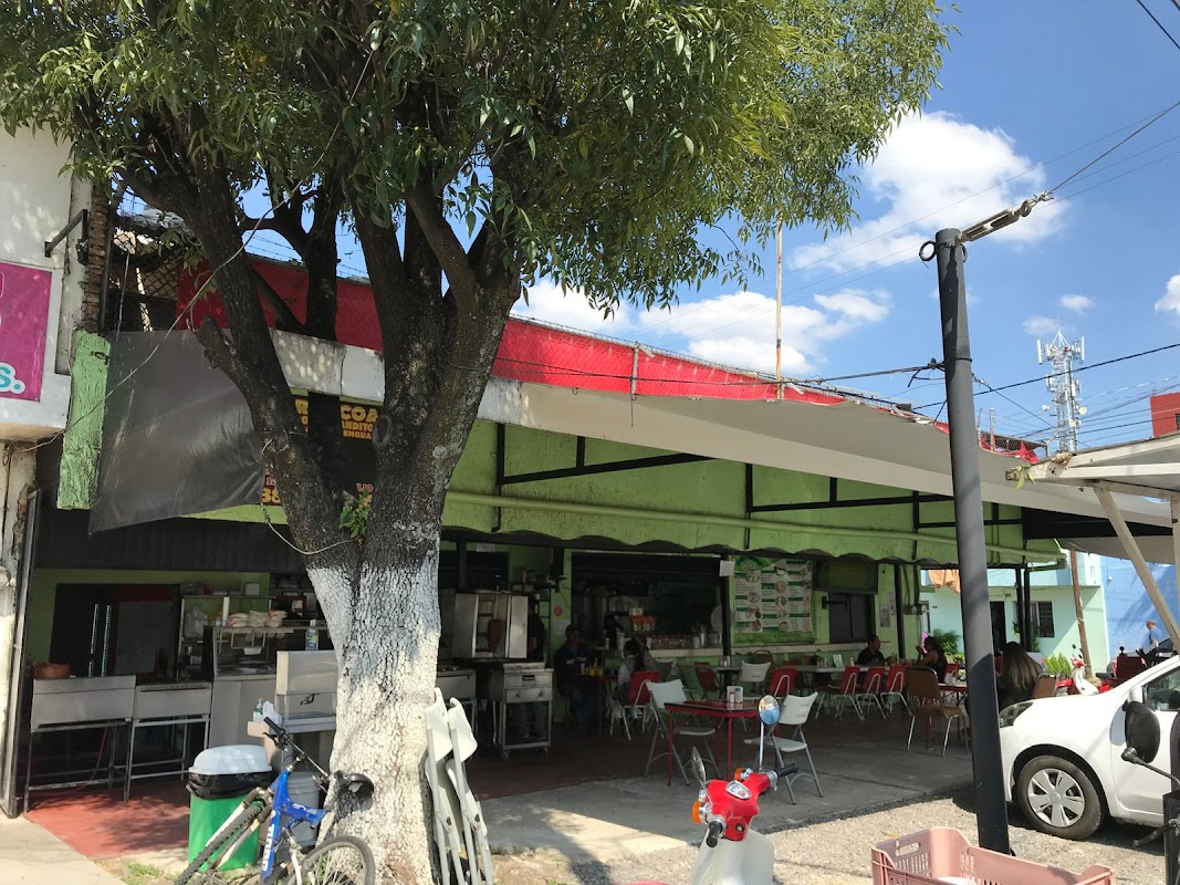 Fachada de Tacos Tres Alex con grupo de clientes en la entrada