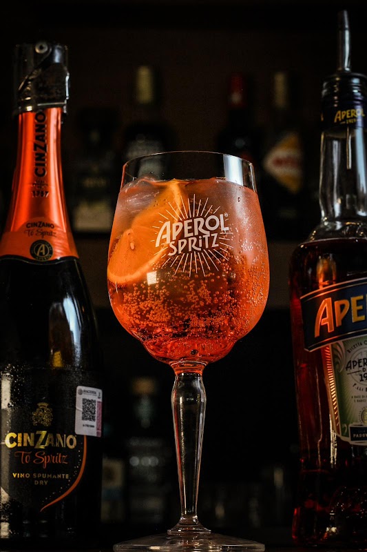 Carpaccio de salmón en La Moresca Chapalita, con rodajas finas y reducción de cítricos en el plato