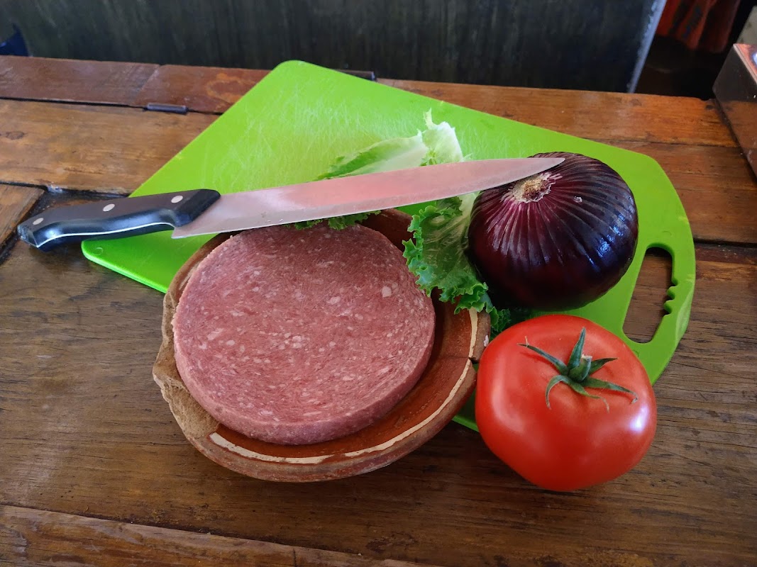 Interior de Coyote Rojo con mesas de madera y luces cálidas