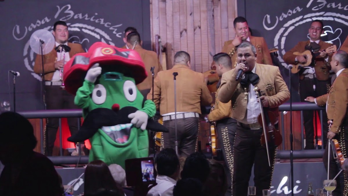 Almaena Restaurante fachada en Av. Providencia con letrero visible y clientes entrando