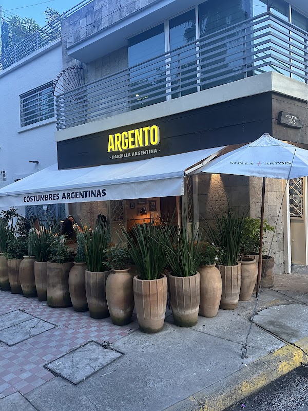 Modern dining room with wooden accents and soft lighting at Almaena Restaurante