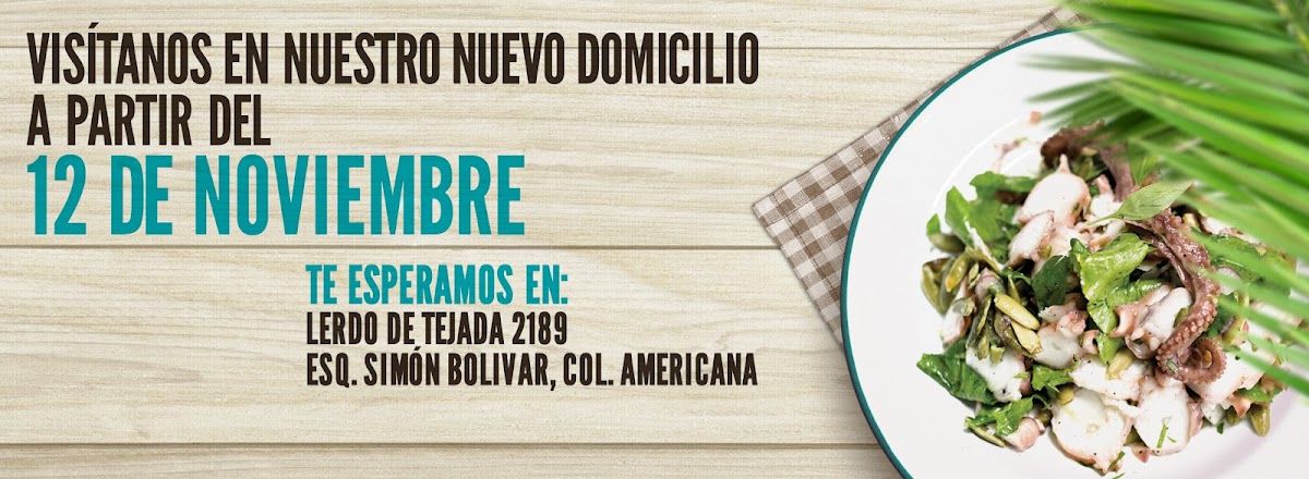 Fachada de La Panga del Impostor con mesas de madera y toldos blancos bajo un cielo nublado