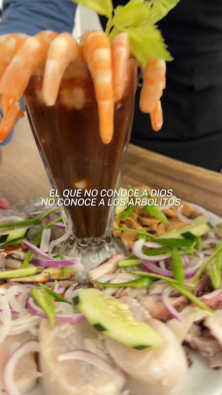 Mariscos Los Arbolitos con su mostrador de camarones y el interior luminoso, enfoque en platos de mariscos frescos