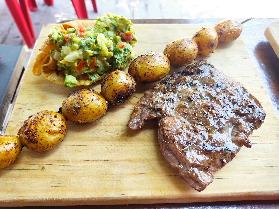 Arrachela Grill – tacos de arrachera y una michelada espumosa, mostrados en la barra