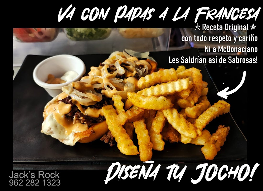 Birria tacos en Jacks Rock, servidos en una tabla de madera con salsa roja al lado