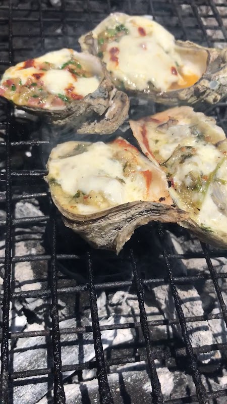 Camarones al ajillo y una michelada en la terraza de Mariscos Cocodrilo, con vista al boulevard