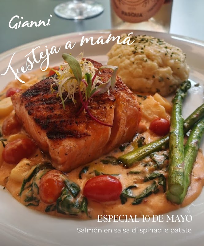 Risotto de mariscos en Gianni León — plato con mariscos brillantes y arroz cremoso, foto del mostrador del buffet