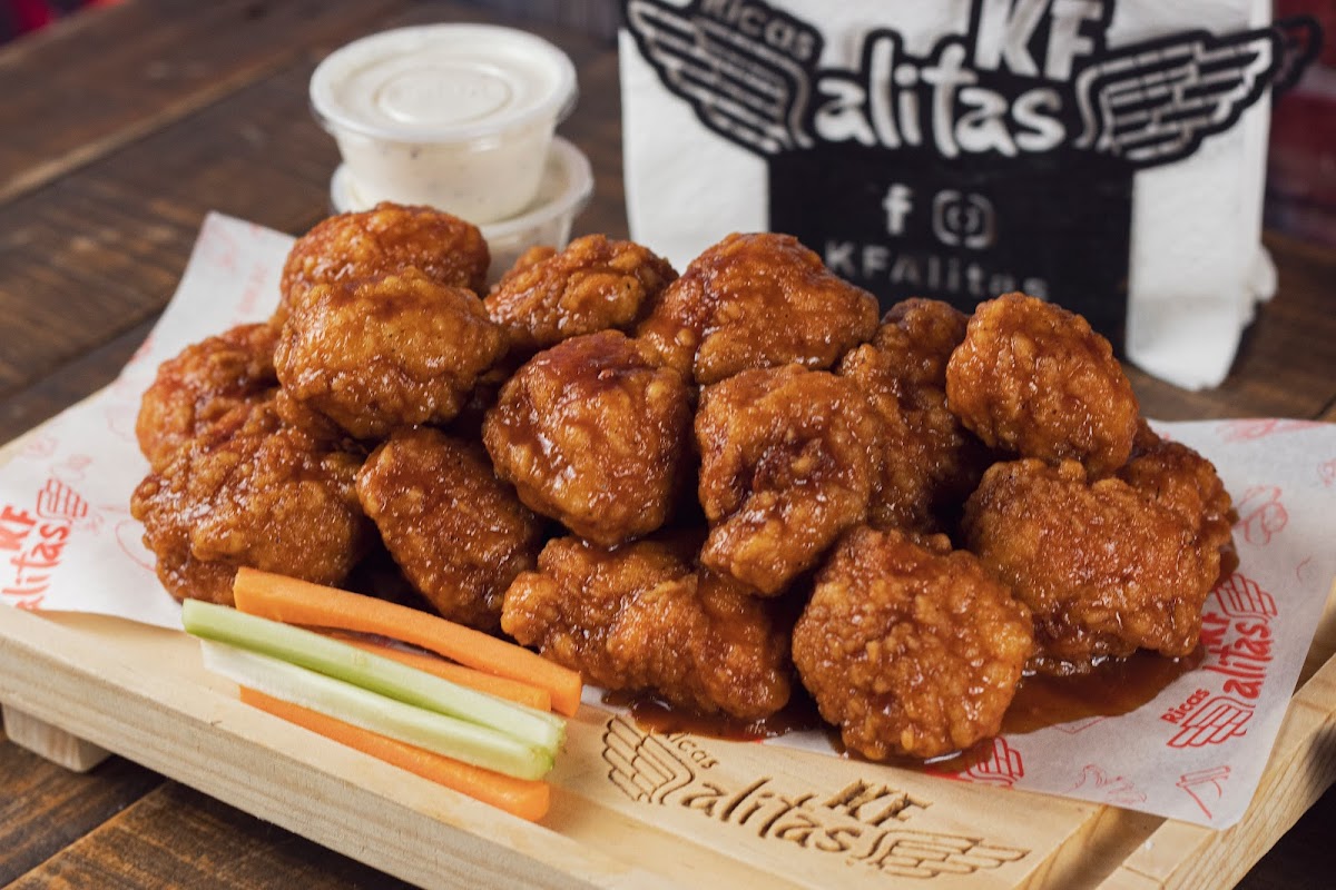 KFAlitas Jardines del Río con mesas ocupadas y luces cálidas en un ambiente acogedor