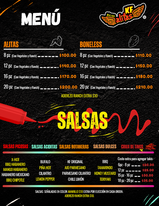 Alitas crujientes y salsa picante en KFAlitas Jardines del Río — vista del mostrador con bandeja de alitas y clientes en el patio