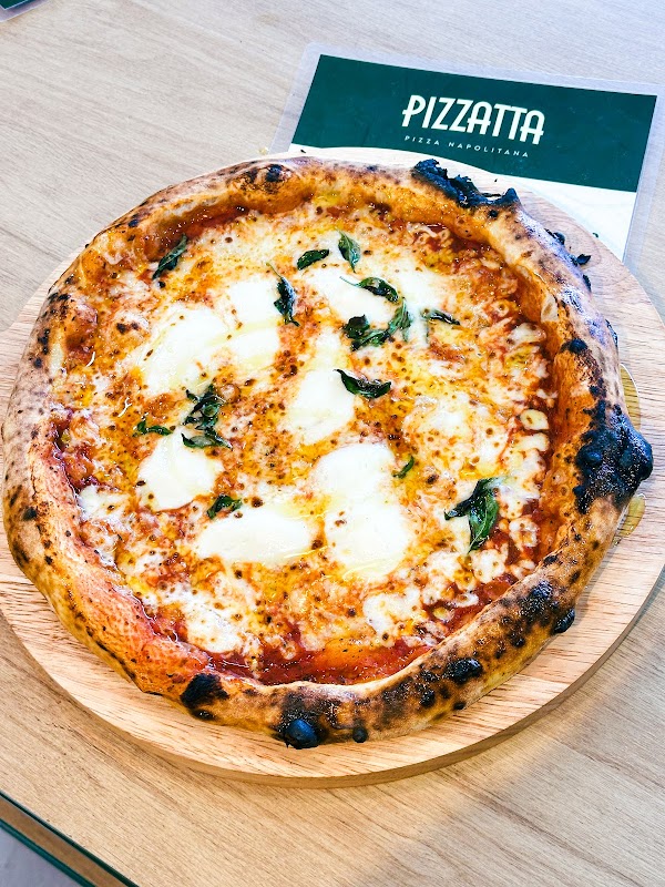 Imagen de la pizza margarita de trufa en Pizzatta León, capturada dentro del centro comercial Paseos del Molino