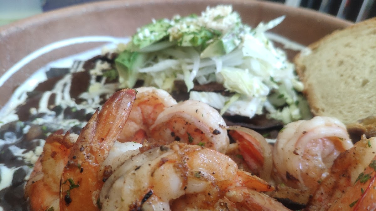 Querreke's outdoor seating with cymbals and craft beers