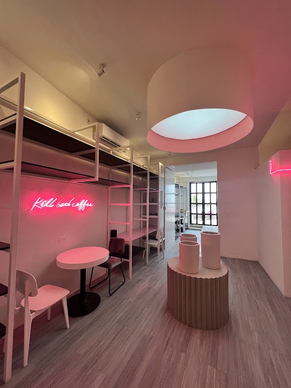 Terraza de Tinoc Café con mesas de madera y plantas tropicales