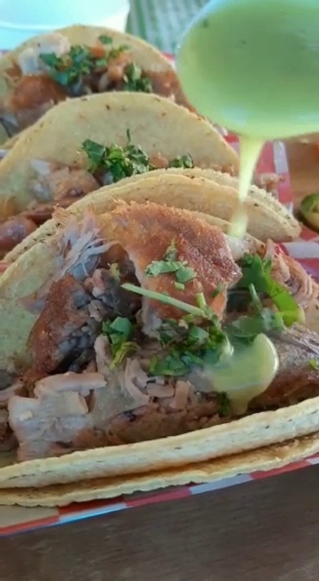 Taquería Yucatán — fachada colorida y tacos de sangre recién hechos, primer plano de tortillas y relleno