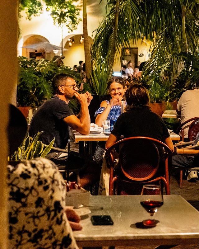 Lasaña de carne en La Tratto Santa Lucía, con el mostrador del local y el parque cercano visible