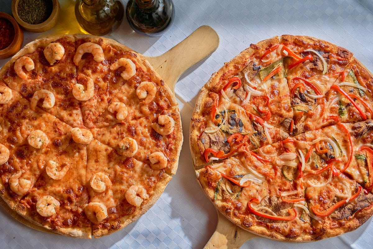 Interior de Due Torri con mesa de madera y luces colgantes