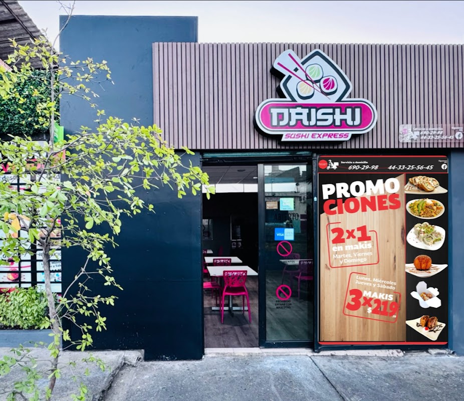 Magari Cafetería Japonesa’s izakaya-style bar with exposed concrete and soft lighting