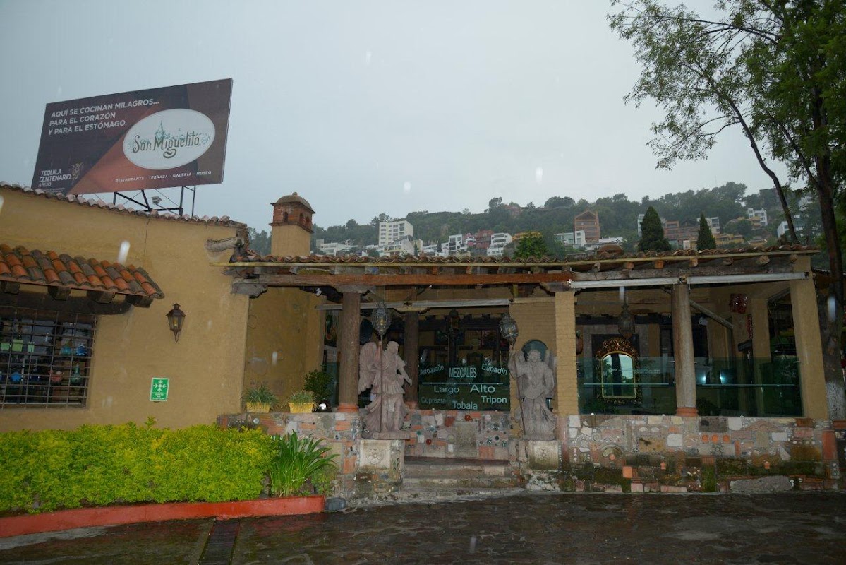 Vista de la terraza de El Gratín Restaurante Bar con chilaquiles y café en primer plano