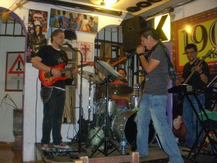 Las Trojes de La Loma — fachada colonial, barra con botellas de mezcal, gente disfrutando en la zona de La Loma