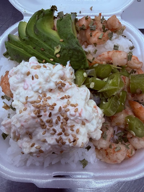 Ici Makis – maki de salmón y aguacate en tabla de madera, enfoque en la textura del arroz y el relleno