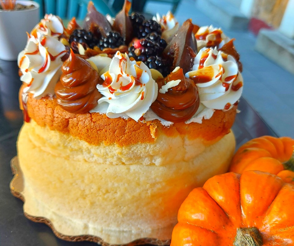 Cheesecake artesanal servido en un ambiente acogedor con decoración minimalista