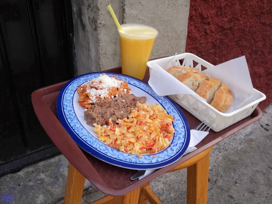 Interior de La Copa de Oro, mostrando una barra con opciones de comida rápida y bebidas típicas